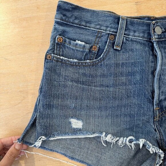 Levis 501 Cut off Shorts Womens Blue Denim Medium Wash Fringe Fray Button Sz 27 - Picture 2 of 9